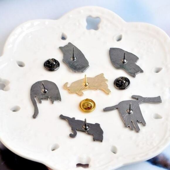 Middle Finger Cat Kitten Pin Brooch - Picture 2 of 3